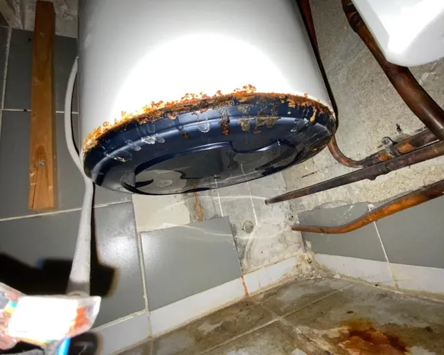 Fond de cuve rouillé d’un chauffe-eau qui fuit