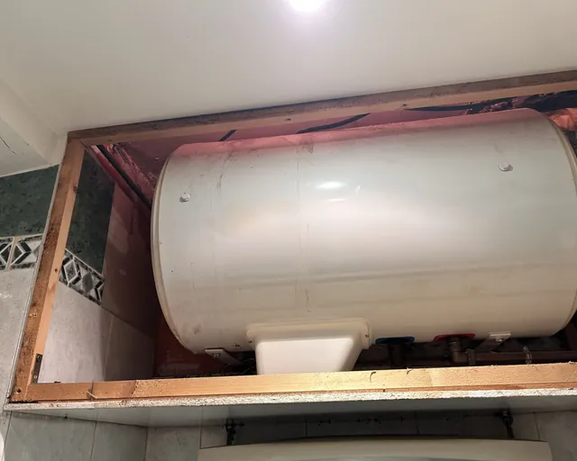Chauffe-eau horizontal logé dans un faux plafond, chauffe-eau à Paris 8e