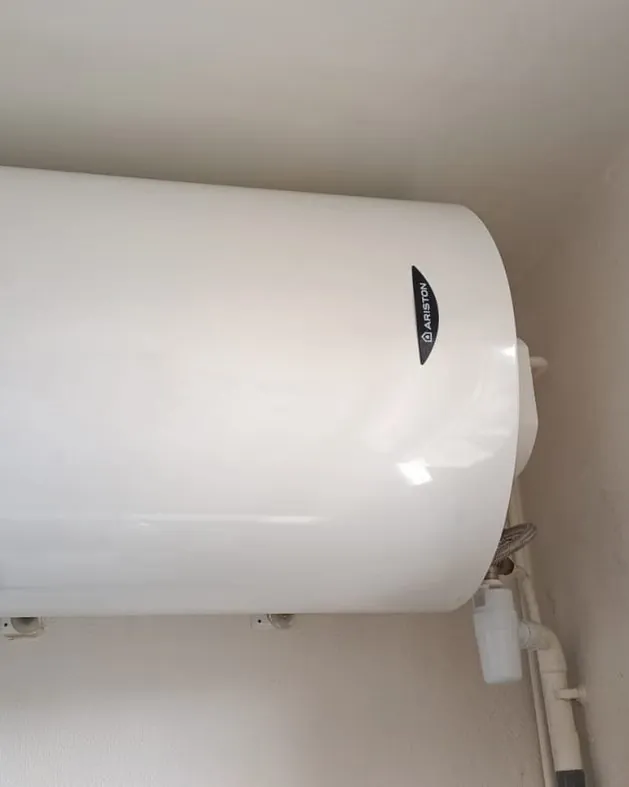 Chauffe-eau horizontal posé sous plafond