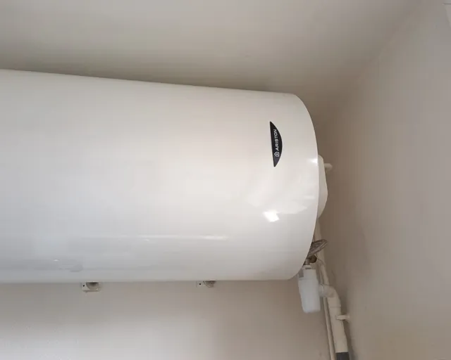 Chauffe-eau horizontal neuf fixé au mur