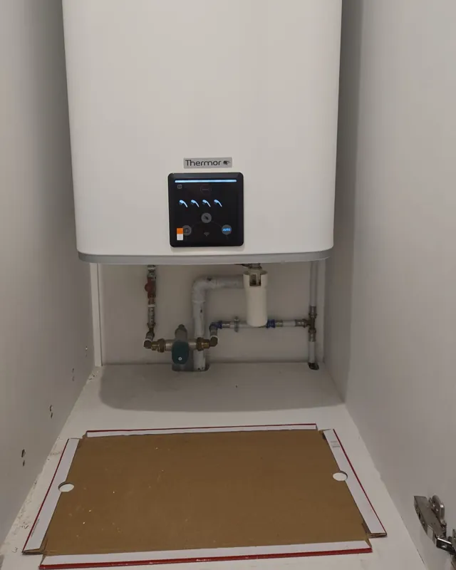 Chauffe-eau plat neuf, groupe de sécurité raccordé