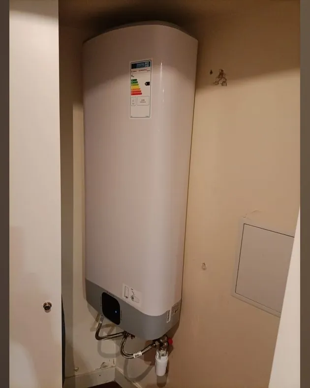 Chauffe-eau plat posé dans une niche