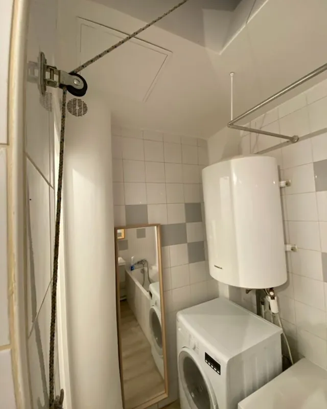 Chauffe-eau vertical au-dessus d’une machine à laver, chauffe-eau à Bezons