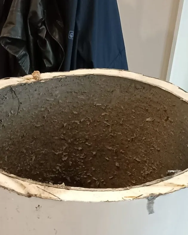 Cuve de chauffe-eau découpée, parois couvertes de tartre