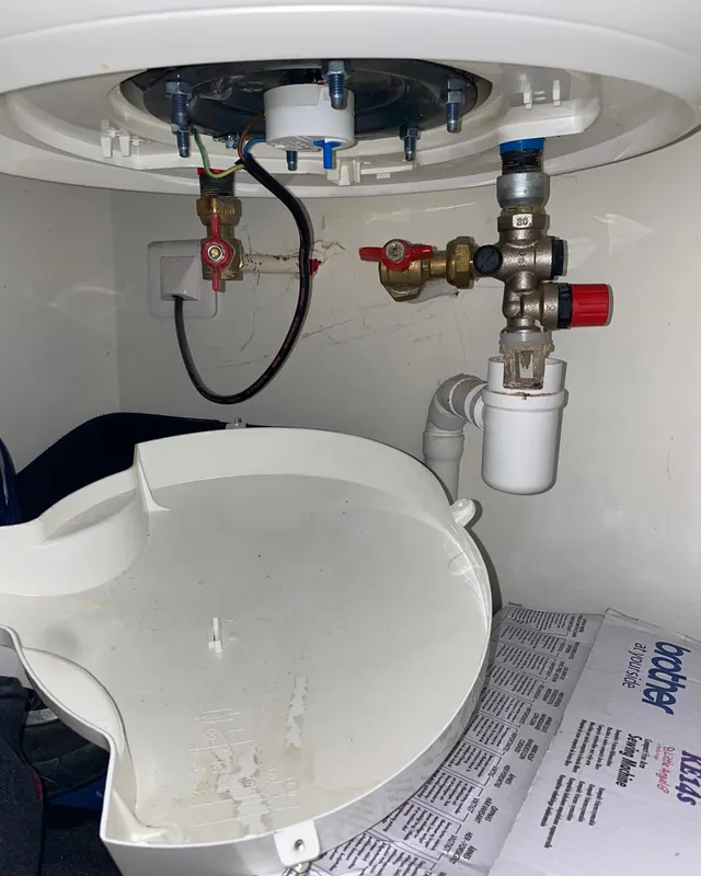 Groupe de sécurité et raccords, capot du chauffe-eau déposé