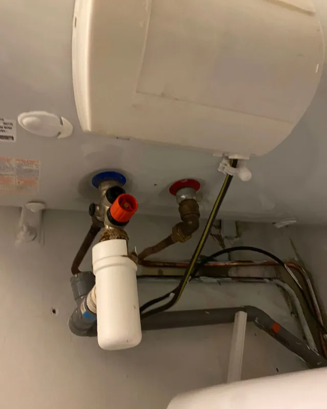 Raccords eau froide et eau chaude sous un chauffe-eau