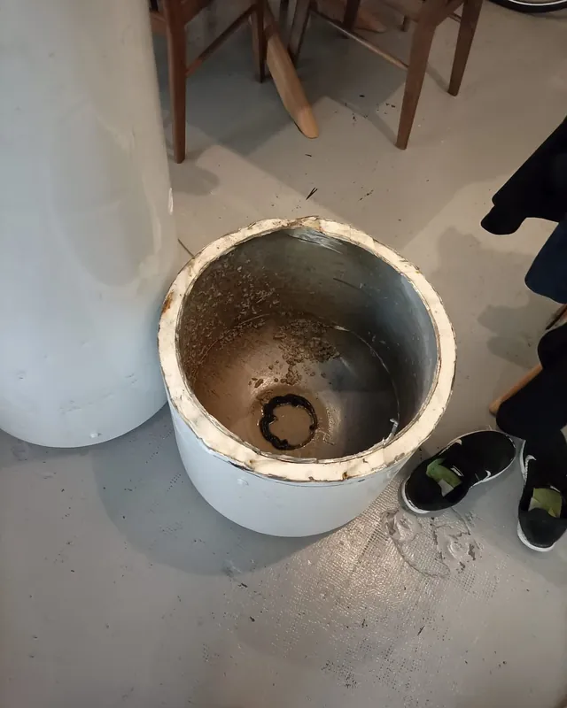Dépôt de calcaire au fond d’une cuve de chauffe-eau