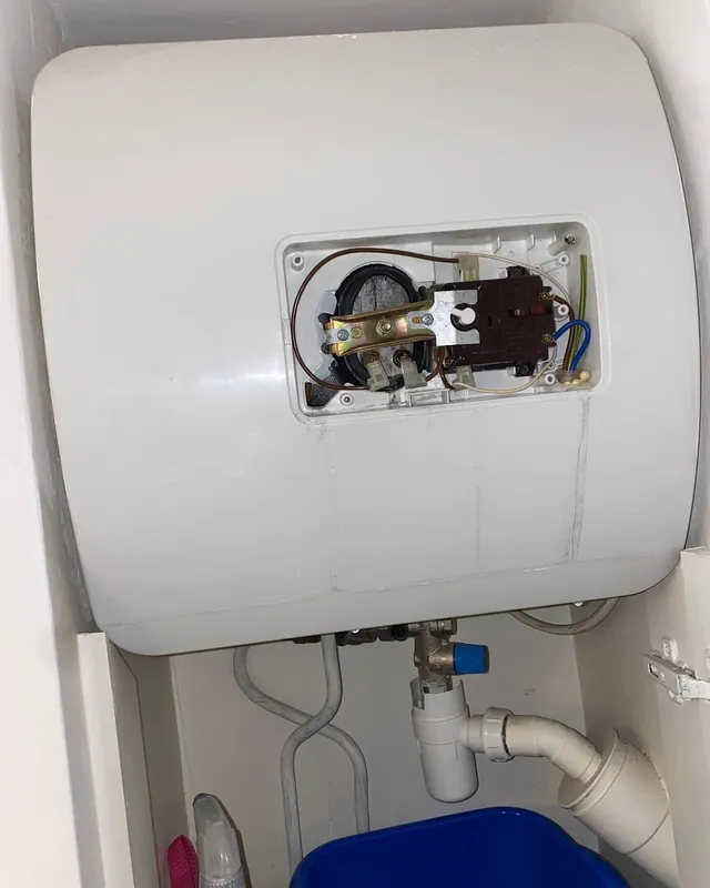 Thermostat de chauffe-eau, capot ouvert